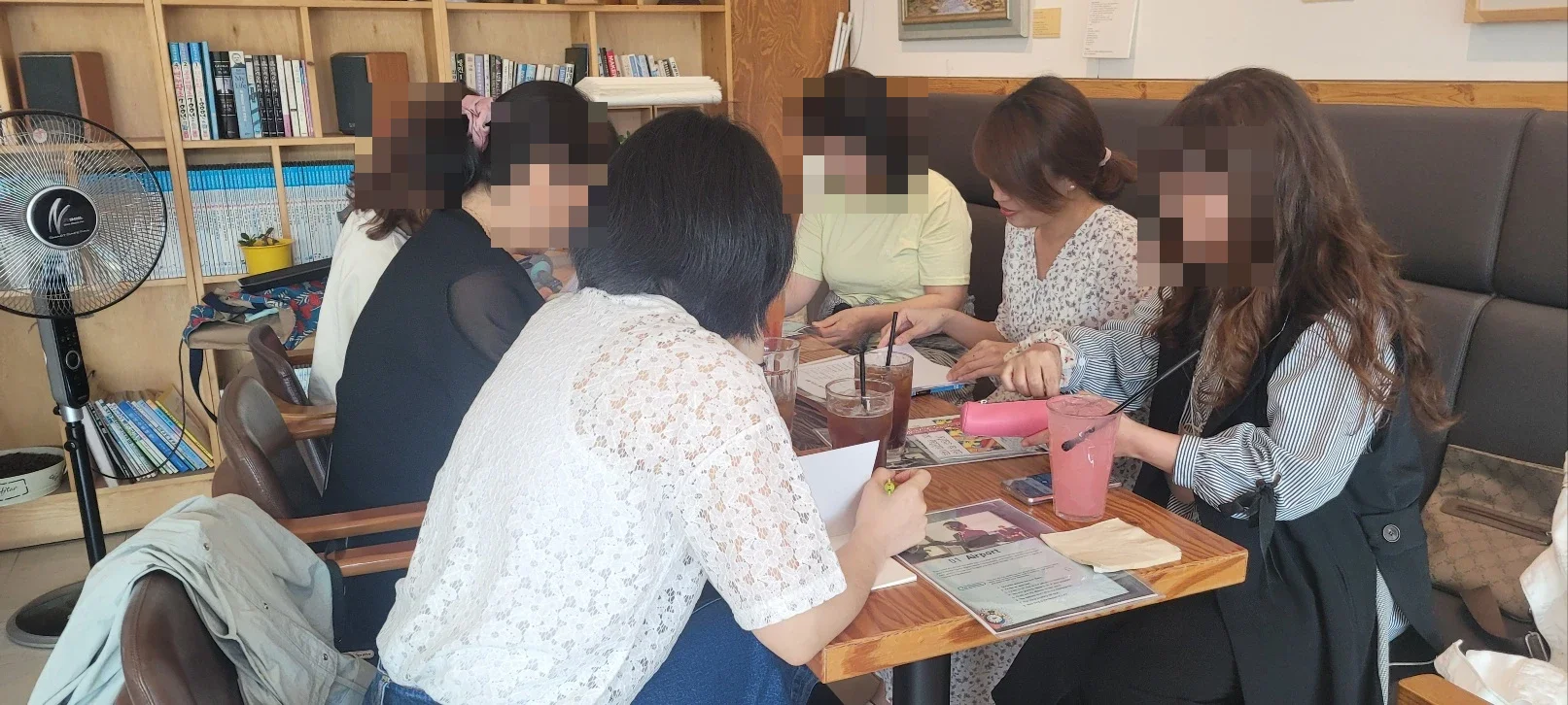 카페에서 여행 영어 교재로 함께 공부하는 성인반 수강생들