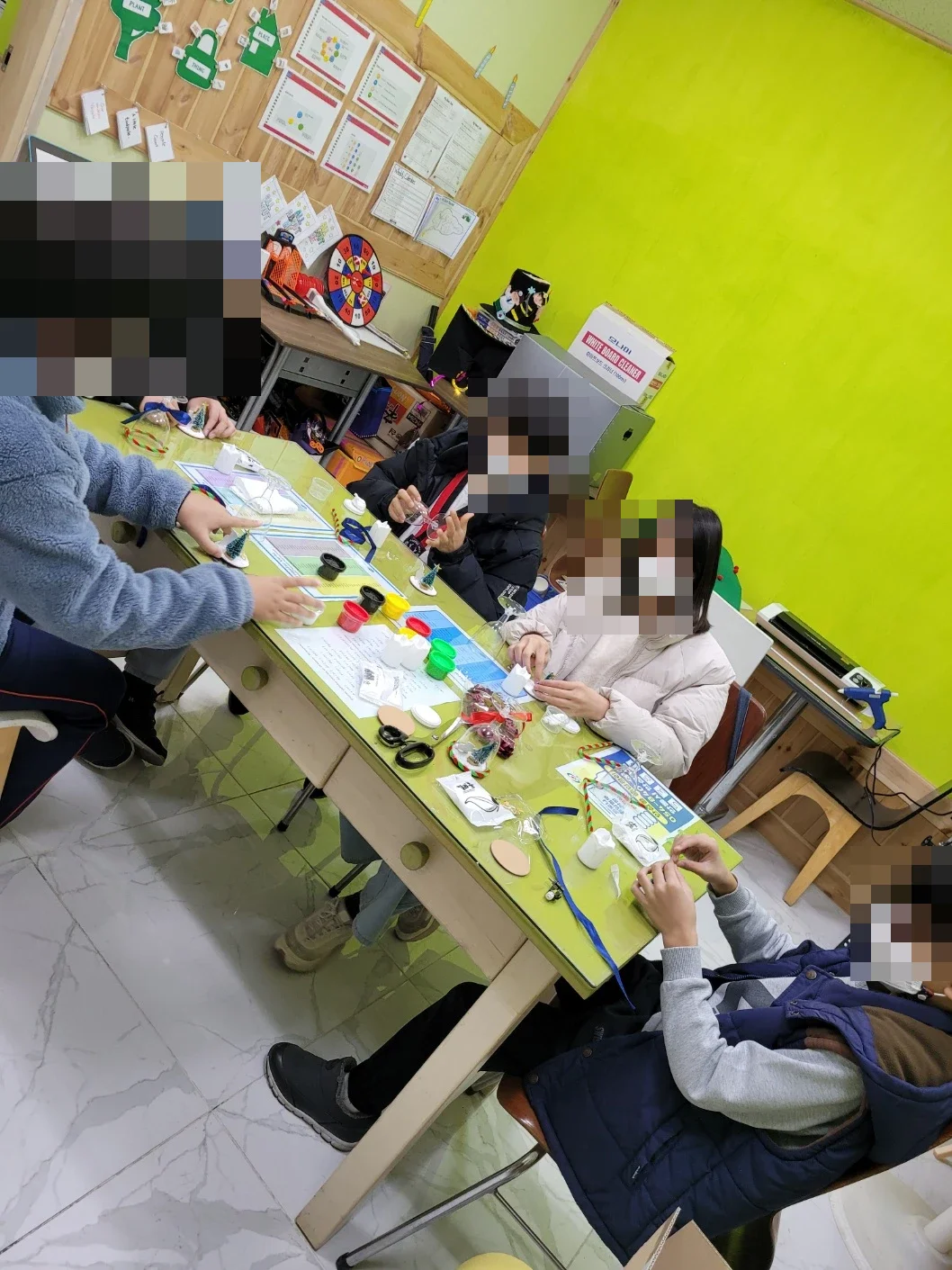 크리스마스 만들기 활동을 하는 학생들