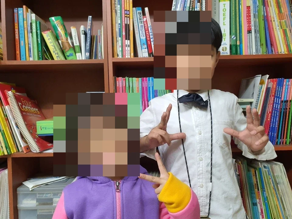 책장 앞에서 포즈를 취한 학생들