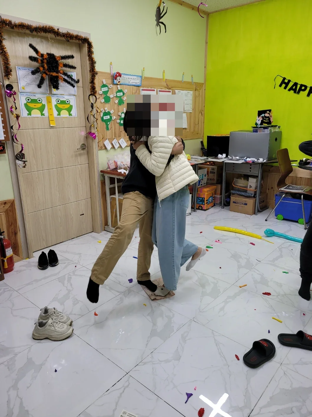 파티 게임을 하며 웃는 학생들