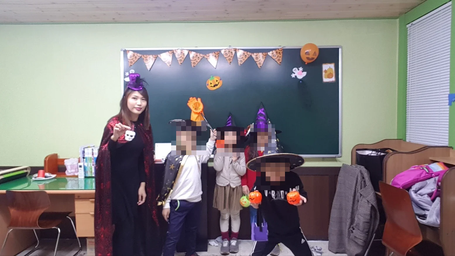 할로윈 코스튬을 입은 아이들과 바네사 원장님