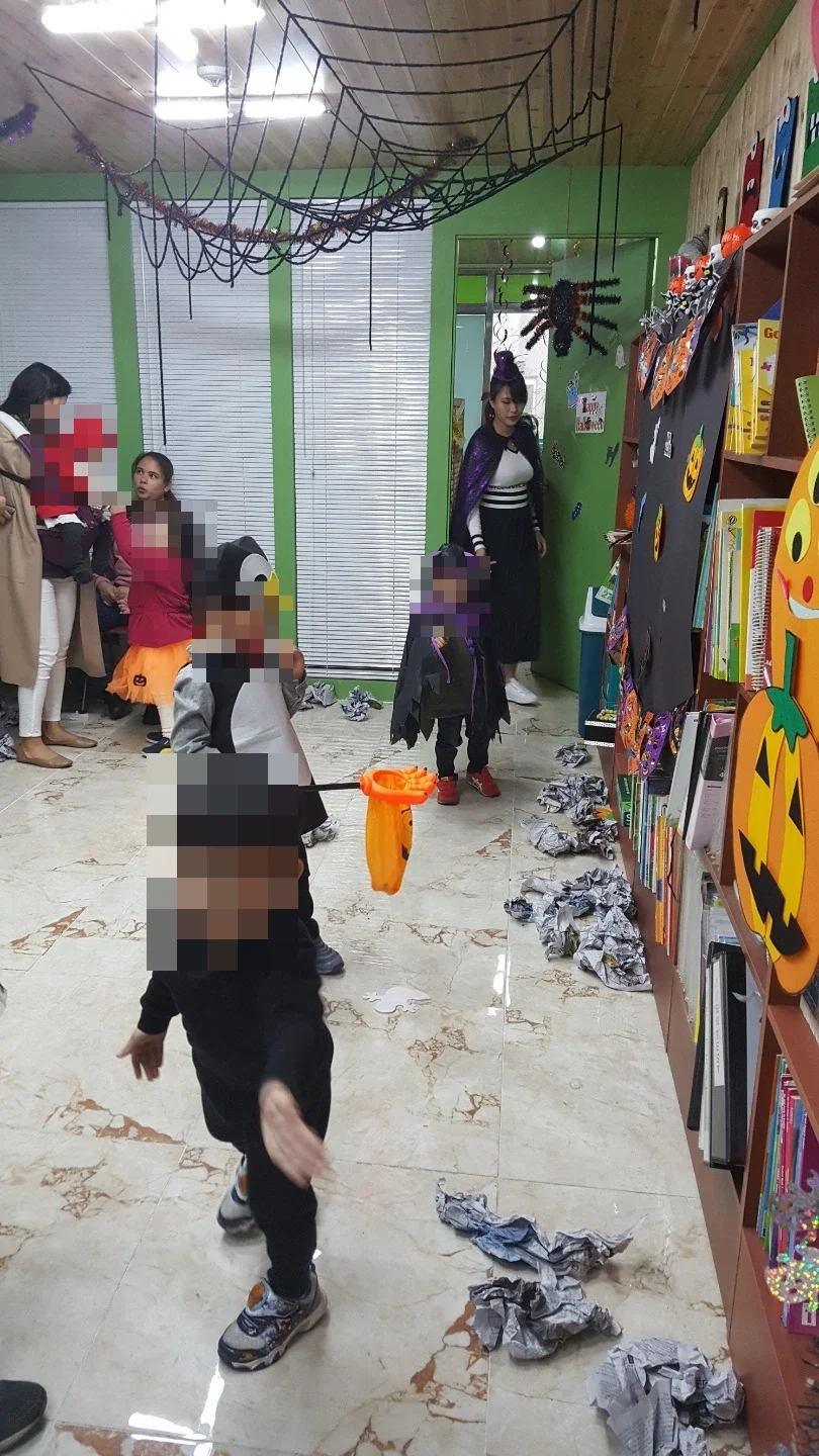 거미줄로 꾸민 교실에서 할로윈 놀이를 하는 아이들