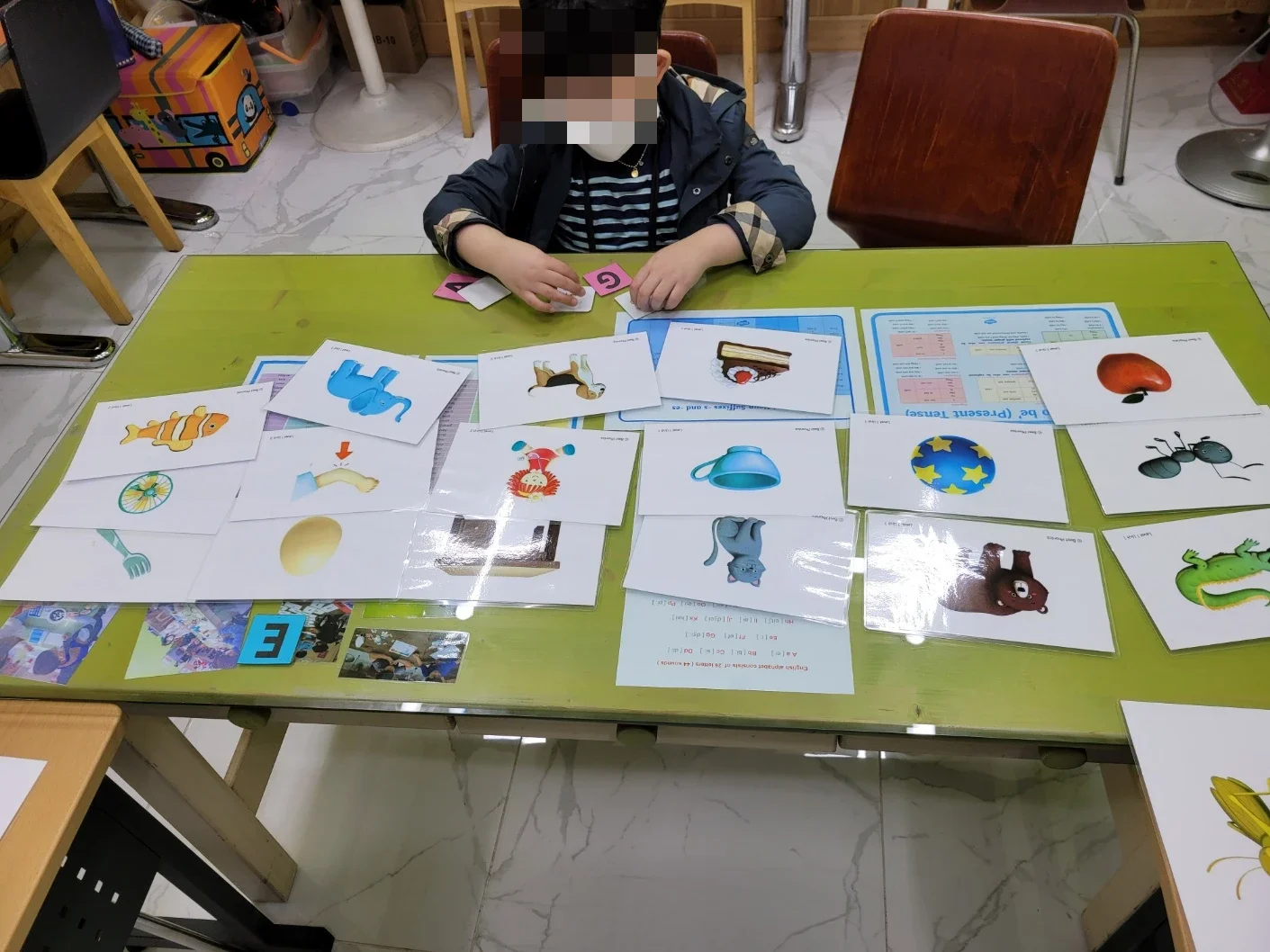 그림 카드로 파닉스를 배우는 학생